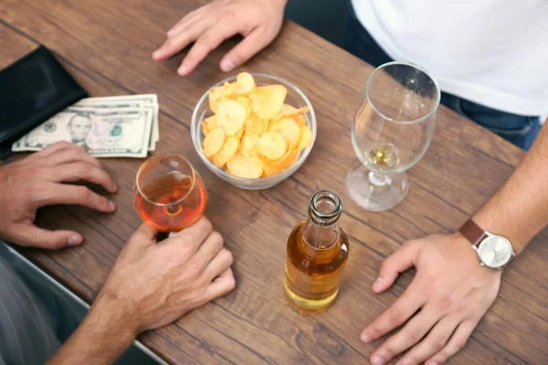 View on friends having alcoholic drinks in the bar, close-up — Stock Photo, Image