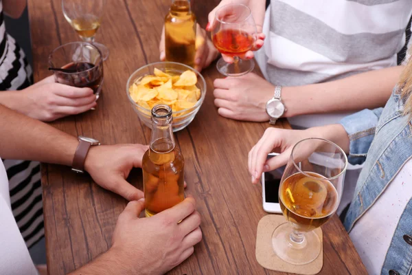 Vue sur des amis buvant des boissons alcoolisées au bar, gros plan — Photo