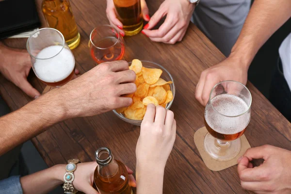 Vista sugli amici che bevono alcolici al bar, primo piano — Foto Stock