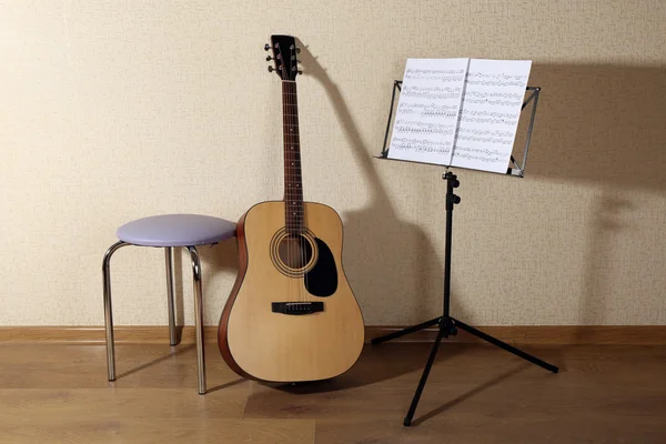 Guitarra acústica contra parede — Fotografia de Stock