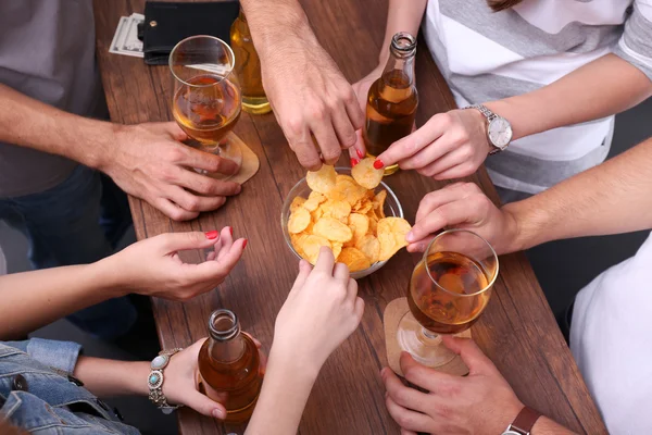 视图栏中的有酒精饮料的朋友特写 — 图库照片