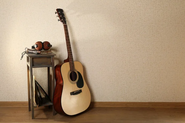 Guitarra acústica contra pared — Foto de Stock