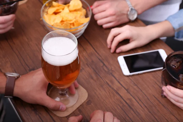 Uitzicht op vrienden met alcoholische dranken in de bar, close-up — Stockfoto