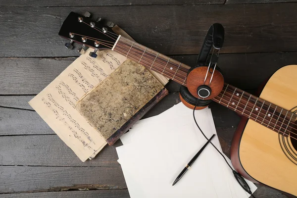 Akustická kytara, sluchátka, noty — Stock fotografie
