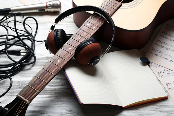 Müzik ekipmanları yığını 