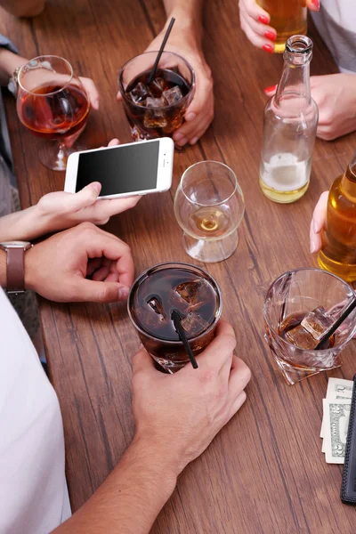 Vista sugli amici che bevono alcolici al bar, primo piano — Foto Stock