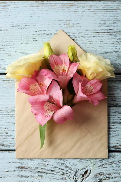 白のトルコギキョウと木製の背景上の封筒でピンクのアルストロメリア — ストック写真