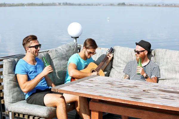 Yong Mannen Ontspannen Het Café Riverside Gitaar Spelen — Stockfoto