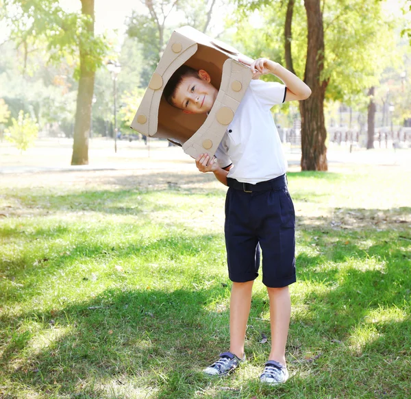 Grappige jongen in karton helm — Stockfoto