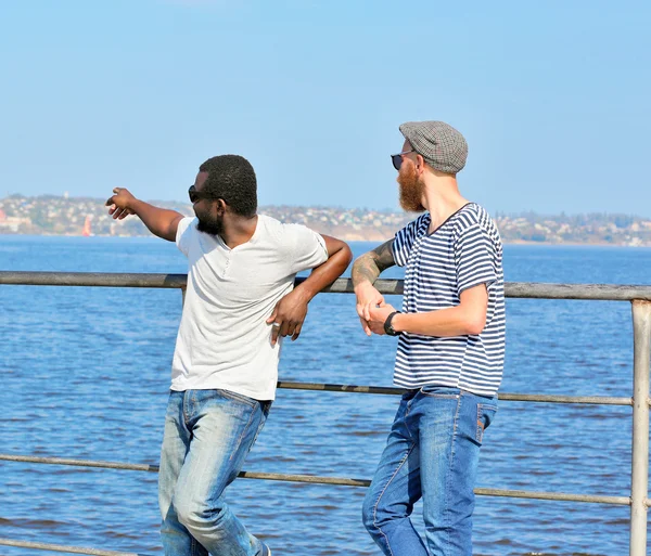 Twee Jonge Mannen Praten Riverside — Stockfoto