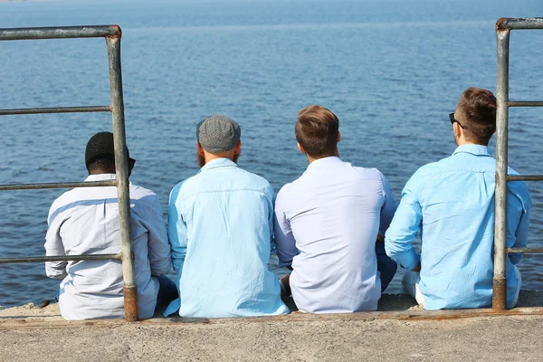 Homens relaxando à beira do rio — Fotografia de Stock