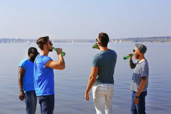 Uomini che bevono birra — Foto Stock