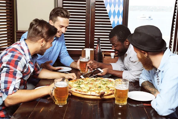 男性がビールを飲む — ストック写真