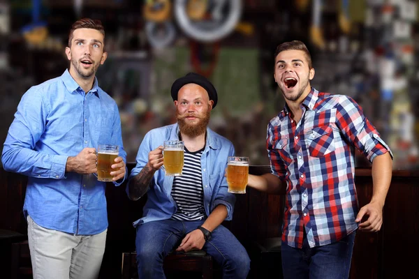 Giovani con birra — Foto Stock