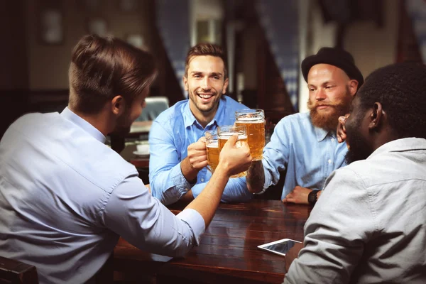 Uomini che bevono birra — Foto Stock