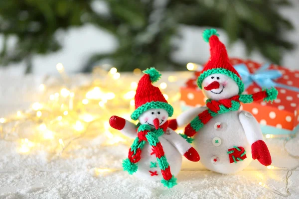 Carino pupazzi di neve su sfondo di Natale — Foto Stock