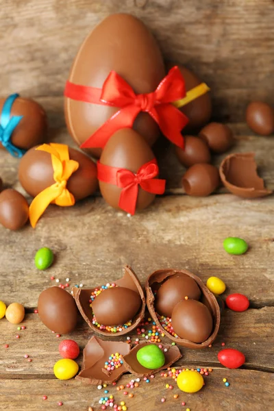 Chocolate ovos de Páscoa em fundo de madeira — Fotografia de Stock