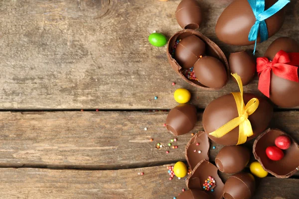 Oeufs de Pâques en chocolat sur fond en bois — Photo