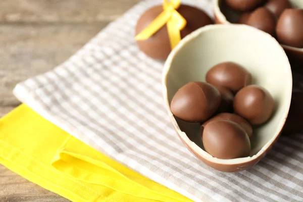 Σοκολάτα πασχαλινά αυγά σε ξύλινο φόντο — Φωτογραφία Αρχείου
