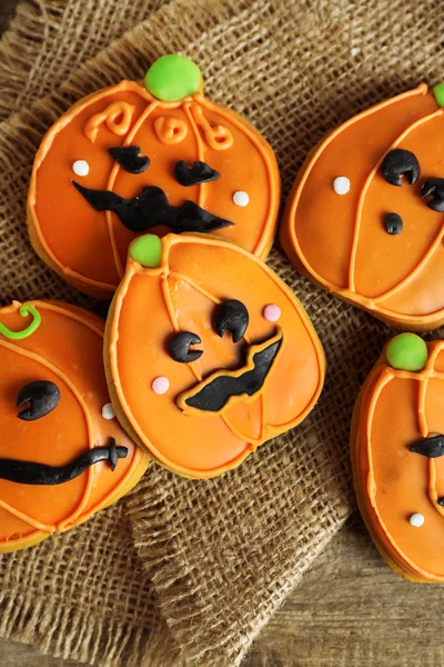 Cookies criativos para festa de Halloween na mesa de madeira, close-up — Fotografia de Stock