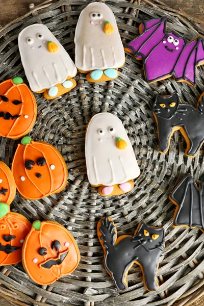Galletas creativas para fiesta de Halloween en placa de mimbre — Foto de Stock