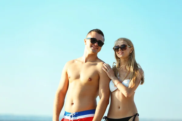 Pareja feliz relajándose en la playa — Foto de Stock