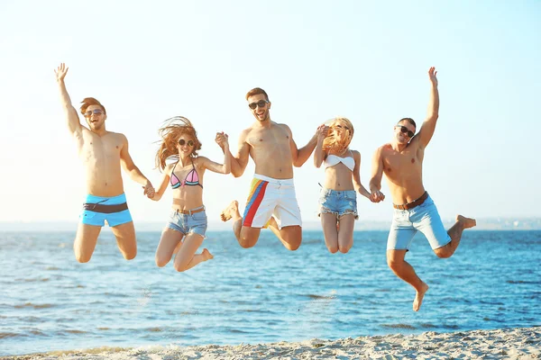 해변에서 점프 하는 행복 한 친구 — 스톡 사진