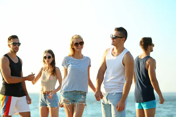 Amis heureux s'amuser à la plage — Photo