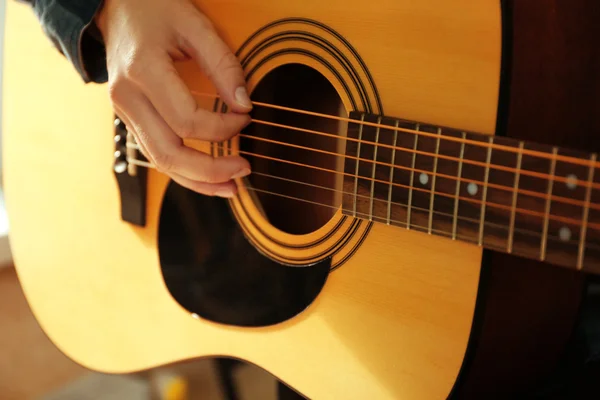 Musiker spielt Gitarre — Stockfoto