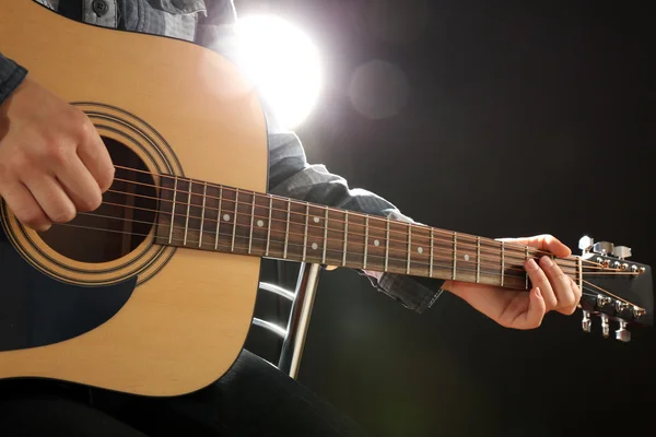 Musicista suona la chitarra — Foto Stock