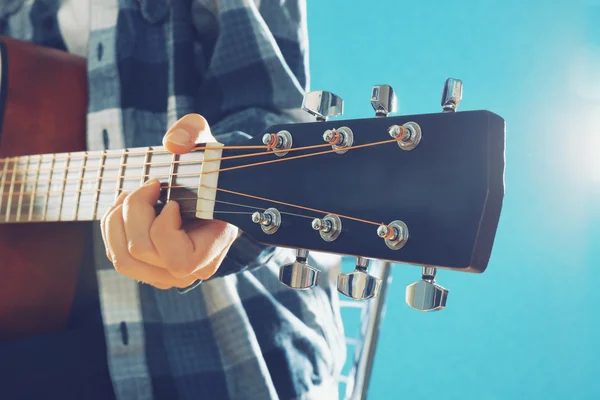 Musician plays guitar — Stock Photo, Image