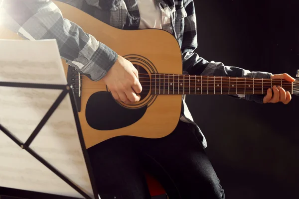 Músico toca la guitarra — Foto de Stock