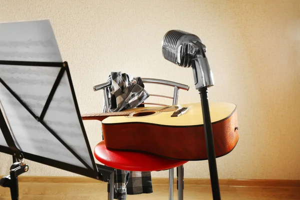 Κιθάρα με τον κάτοχο μικρόφωνο και Σημείωση — Φωτογραφία Αρχείου
