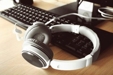 Kulaklık ve klavye masada