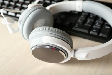 Kulaklık ve klavye masada