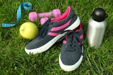Spor malzemeleri çimenlerin üzerinde