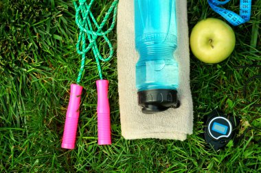 Spor malzemeleri çimenlerin üzerinde