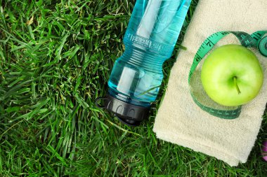 Spor malzemeleri çimenlerin üzerinde