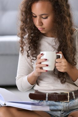 Kahve ile kitap okuma kız