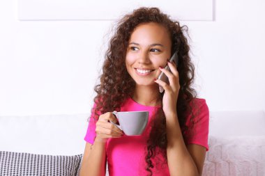 kahve ile cellphone tarafından bir kadın