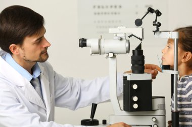 Erkek doktor incelenirken kız hasta