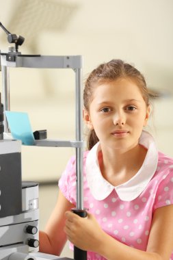 Kız ziyaret bir gözlükçü