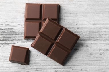 Sütlü çikolata parçaları renk ahşap arka plan üzerinde