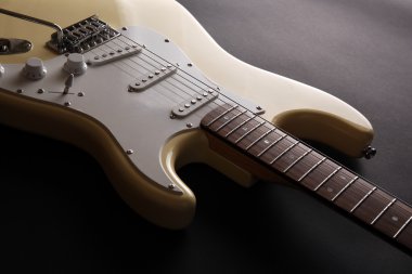 Beyaz elektro gitar parçası