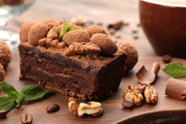 Bir parça çikolata kek ceviz ve nane masada, yakın çekim