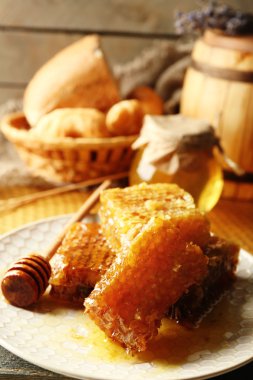 Plaka, peteğin sepeti ahşap arka plan üzerinde sıcak buns