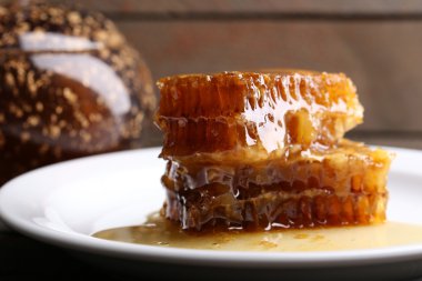 Peteğin ahşap arka plan üzerinde plaka üzerinde