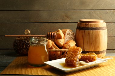 Plaka, peteğin sepeti ahşap arka plan üzerinde sıcak buns