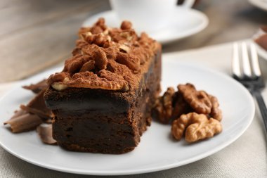 Masanın üzerinde cevizli çikolatalı pasta bir parça yakın çekim