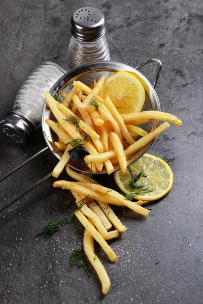 Limon ve tuz ile patates kızartması — Stok fotoğraf